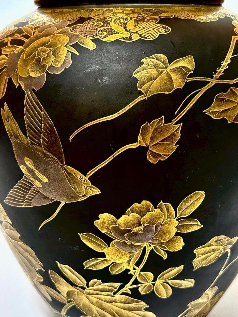 川本桝吉 竹内忠兵衛 蒔絵仕立 黒地金彩花鳥文沈香壺 瀬戸焼 名古屋絵付け