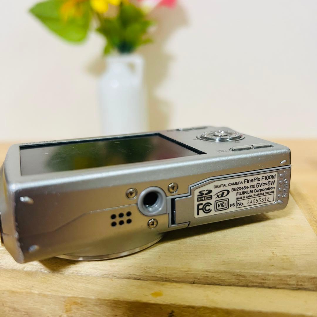 名機　FUJIFILM コンパクトデジタルカメラ FINEPIX F100fd
