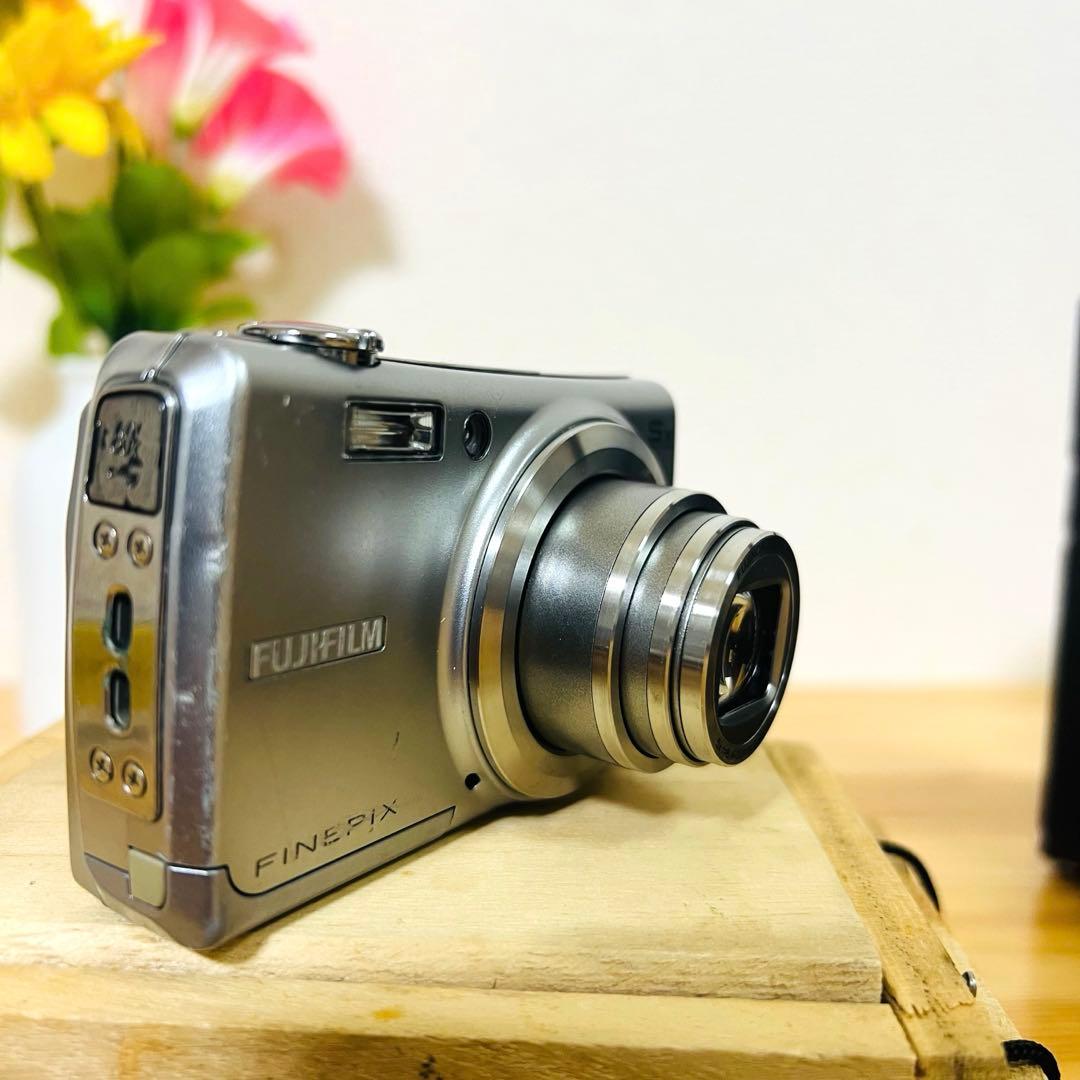 名機　FUJIFILM コンパクトデジタルカメラ FINEPIX F100fd
