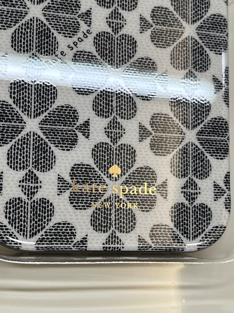 【新品未使用】01 ケイトスペード　iPhone16 スマホケース　カバー