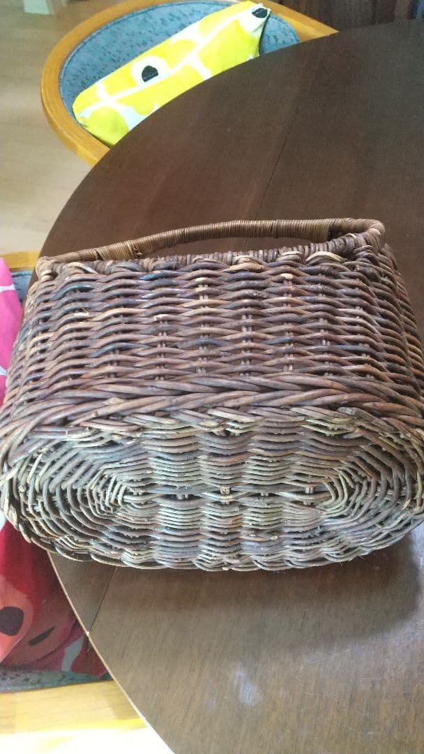 あけび 籠 色は ７枚目が近いです。