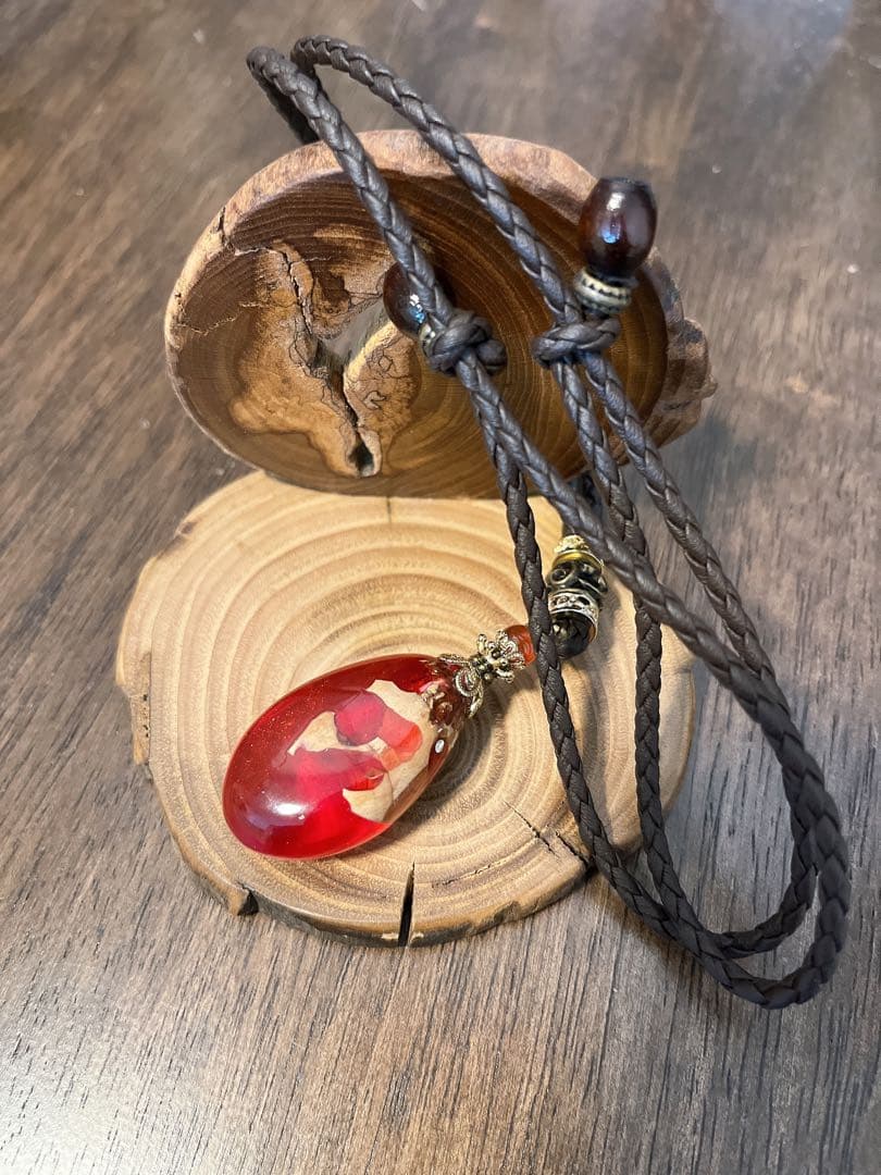 ハンドメイド 赤のレジンと木のコラボペンダント ネックレス　プレゼント　一点物