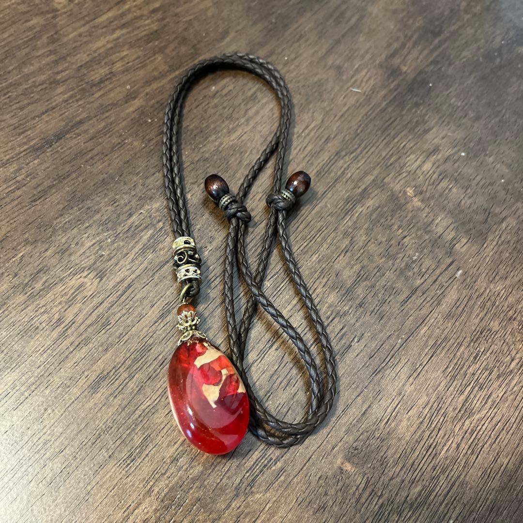 ハンドメイド 赤のレジンと木のコラボペンダント ネックレス　プレゼント　一点物