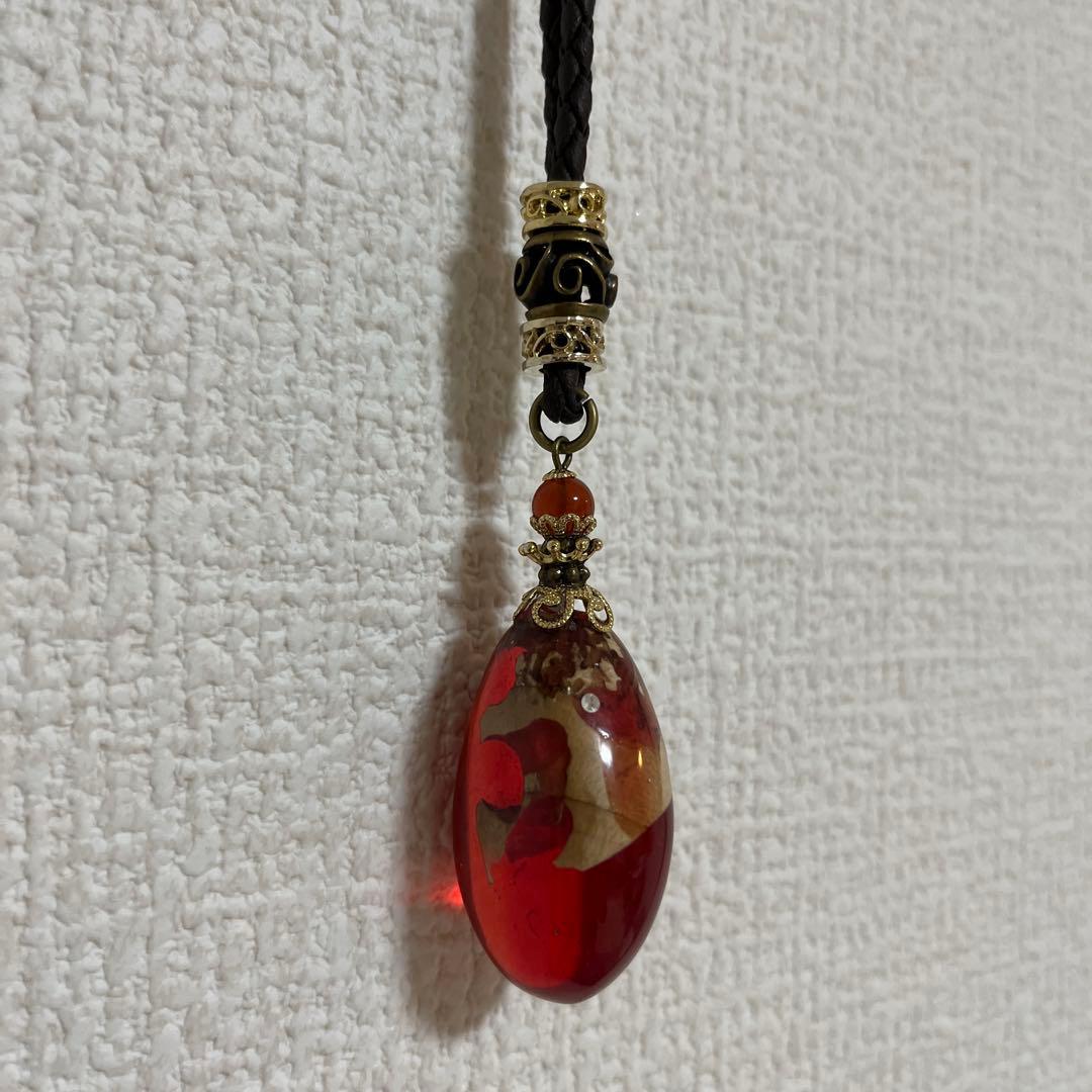 ハンドメイド 赤のレジンと木のコラボペンダント ネックレス　プレゼント　一点物