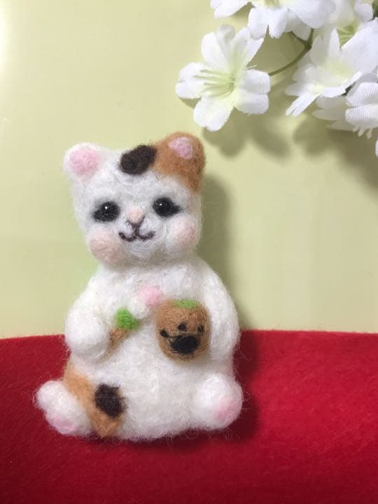 和菓子でホッと一息三毛猫さんブローチ　羊毛フェルト