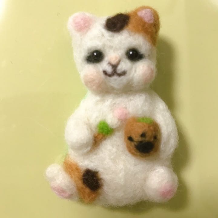 和菓子でホッと一息三毛猫さんブローチ　羊毛フェルト