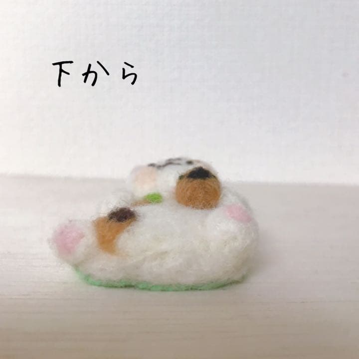 和菓子でホッと一息三毛猫さんブローチ　羊毛フェルト