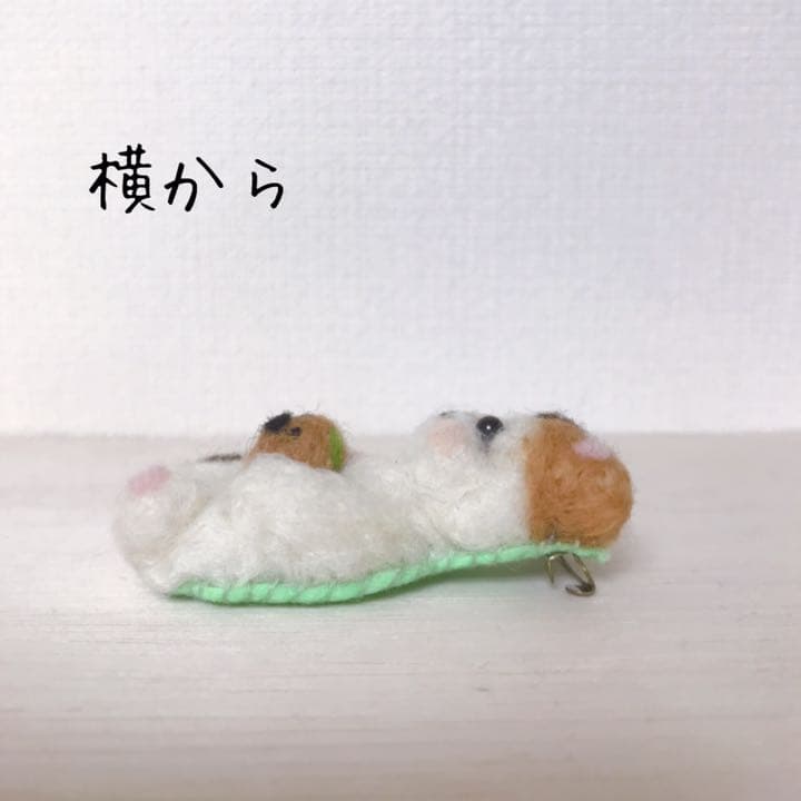 和菓子でホッと一息三毛猫さんブローチ　羊毛フェルト
