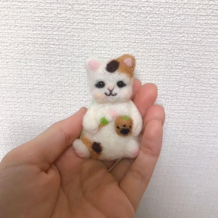和菓子でホッと一息三毛猫さんブローチ　羊毛フェルト