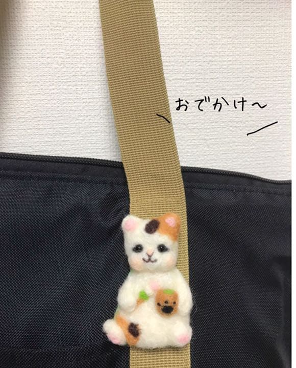 和菓子でホッと一息三毛猫さんブローチ　羊毛フェルト