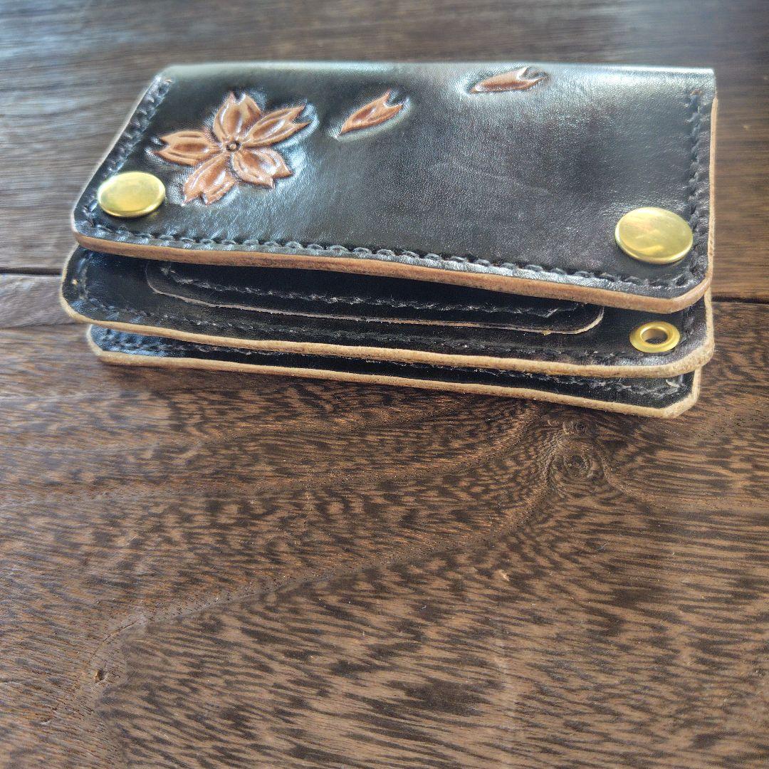 ミドルサイズ トラッカーウォレット 黒 手染め顔料仕上げ 桜