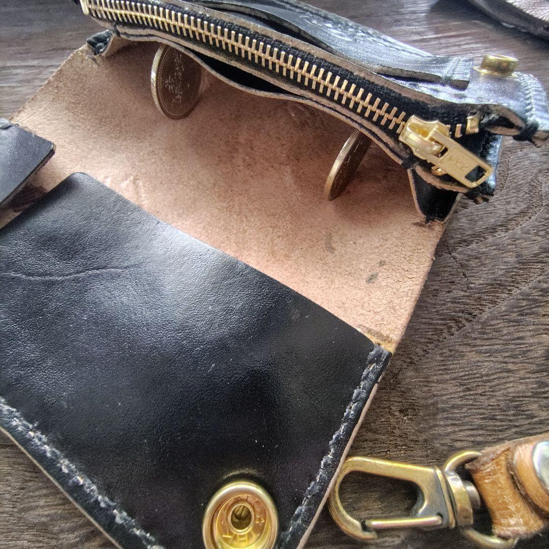 ミドルサイズ トラッカーウォレット 黒 手染め顔料仕上げ 桜