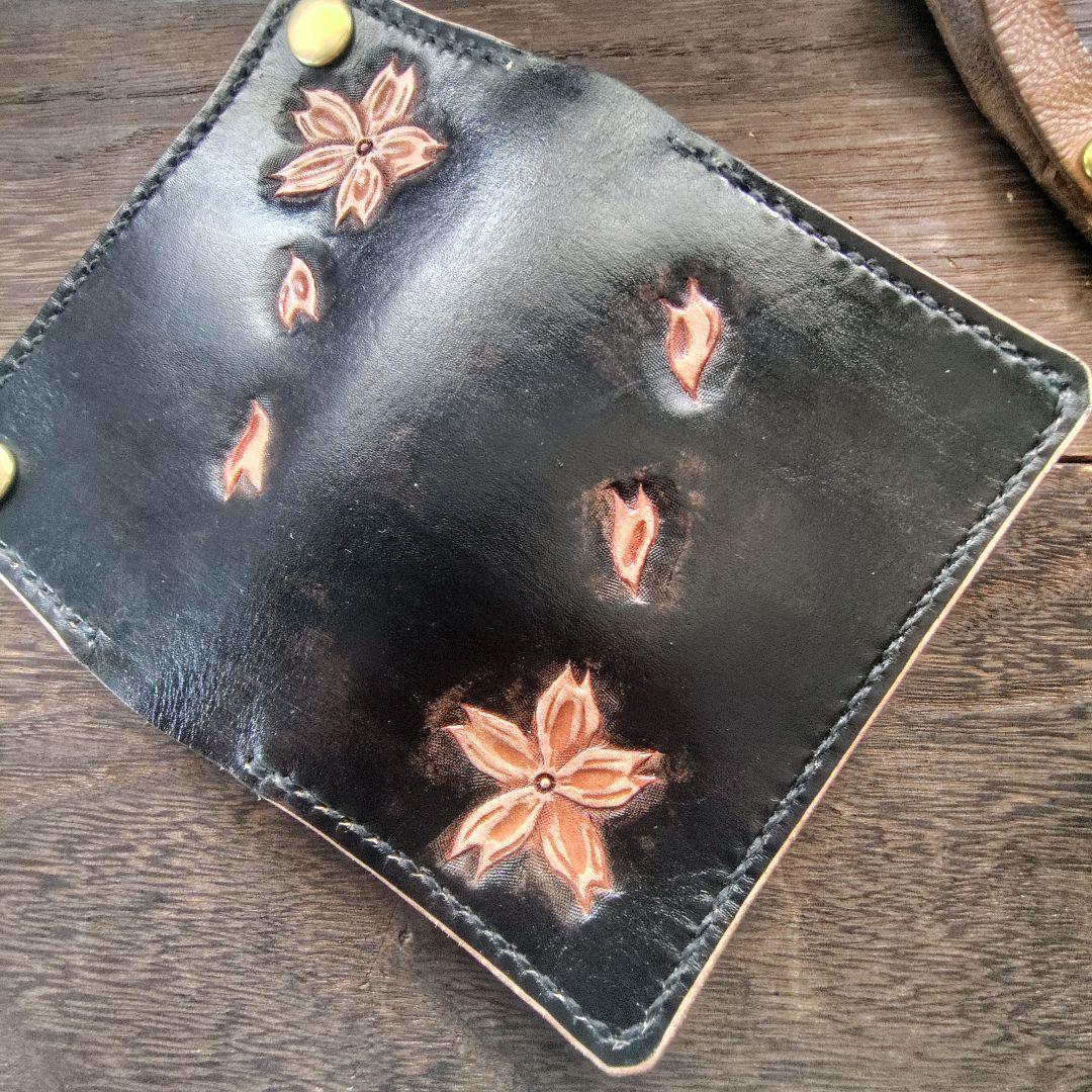 ミドルサイズ トラッカーウォレット 黒 手染め顔料仕上げ 桜