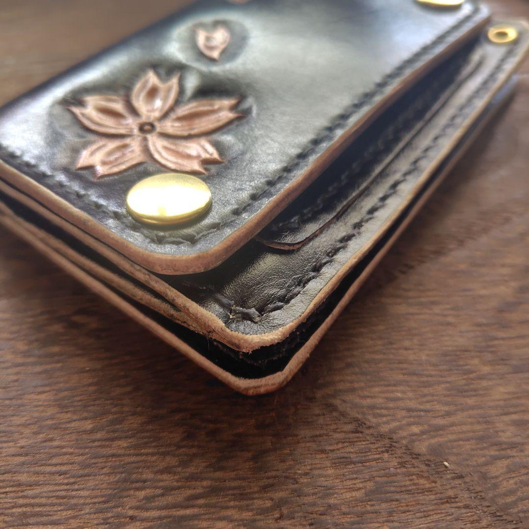 ミドルサイズ トラッカーウォレット 黒 手染め顔料仕上げ 桜