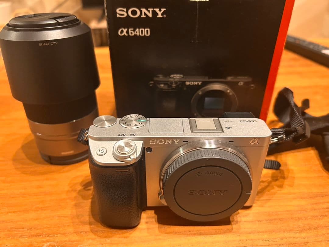 人気のシルバー色カメラ　SONY α6400 ミラーレス一眼カメラセット