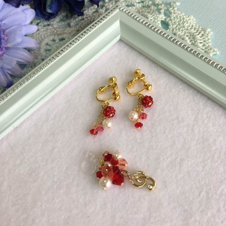 パヴェボール イヤリング♡ストロベリーレッド