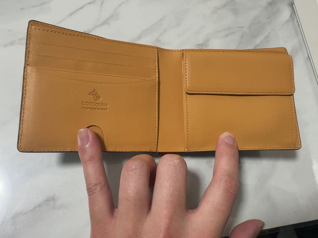 PRARE 黒レザー二つ折り財布