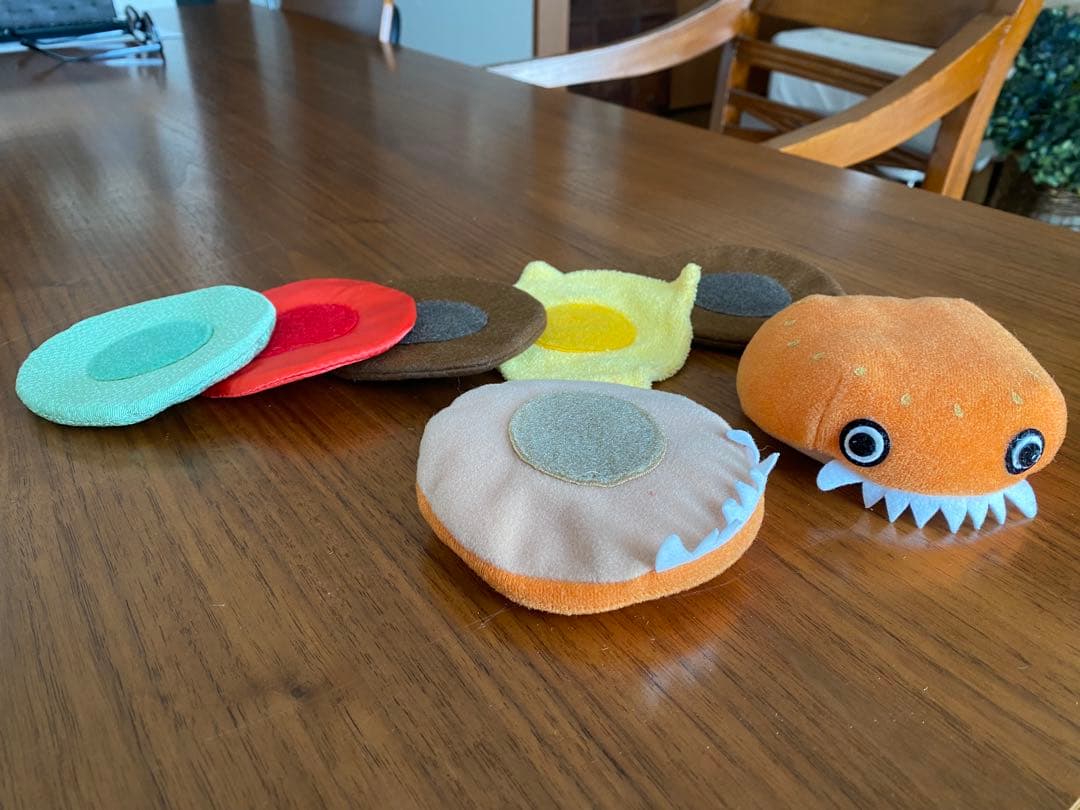 アンダーカバー　ハンバーガー型ぬいぐるみ