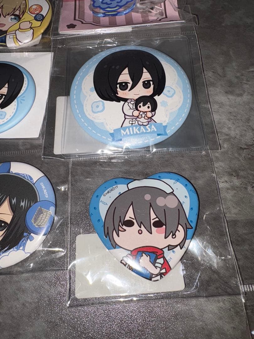 進撃の巨人　グッズ　まとめ売り　アクリルキーホルダー　缶バッジ