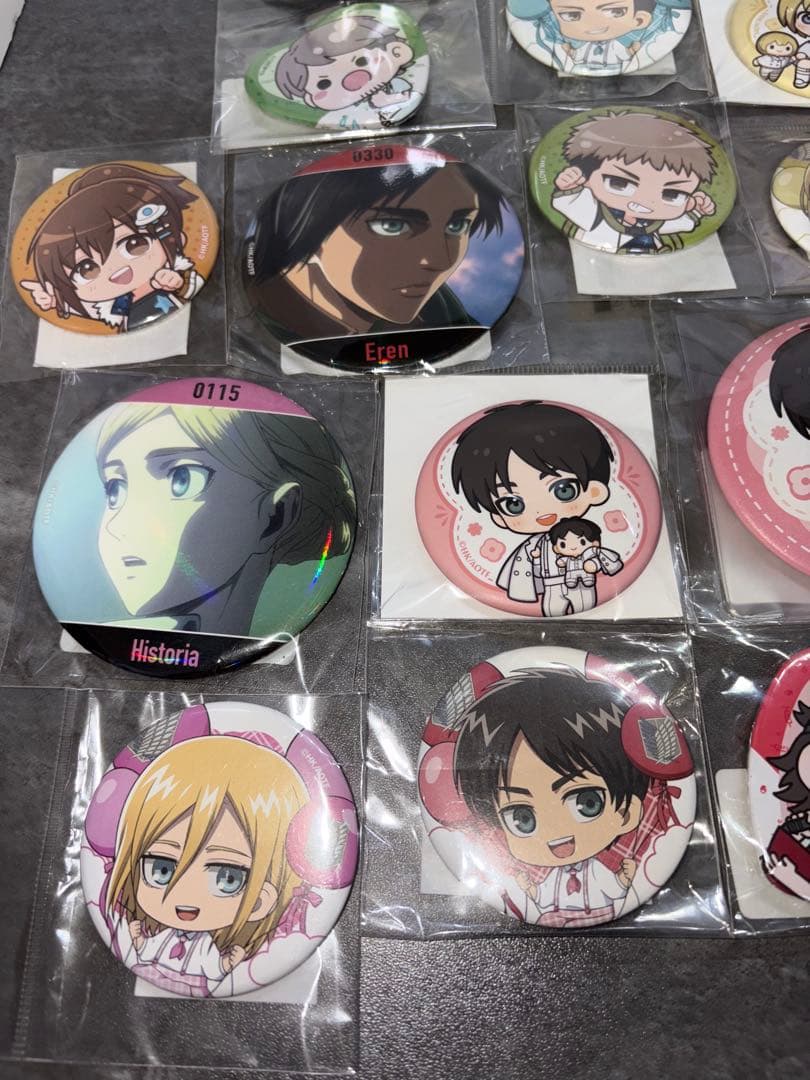 進撃の巨人　グッズ　まとめ売り　アクリルキーホルダー　缶バッジ