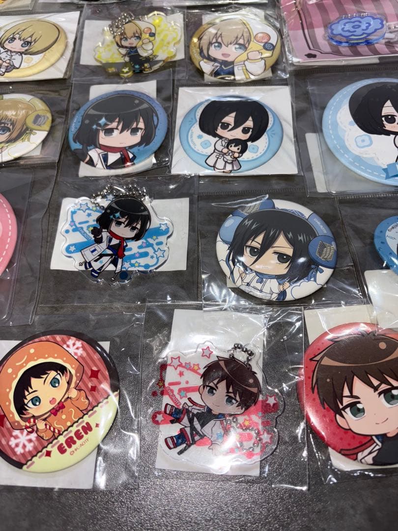 進撃の巨人　グッズ　まとめ売り　アクリルキーホルダー　缶バッジ