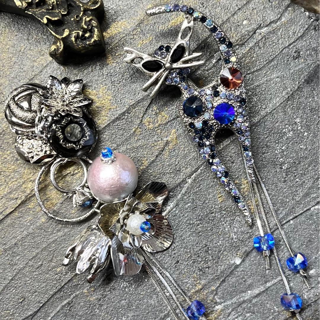 104 すましたネコさんのアシメハンドメイドアクセサリー　ピアスorイヤリング