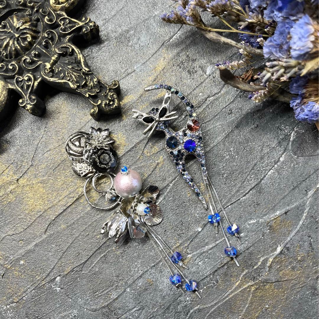 104 すましたネコさんのアシメハンドメイドアクセサリー　ピアスorイヤリング