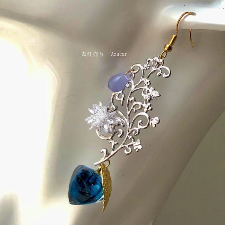 氷の結晶と氷の鬼灯　氷の華纏う鬼灯　ブルー　唐草ピアス　イヤリング