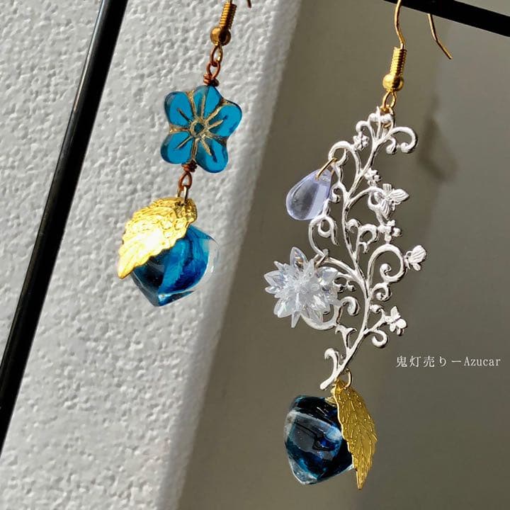 氷の結晶と氷の鬼灯　氷の華纏う鬼灯　ブルー　唐草ピアス　イヤリング