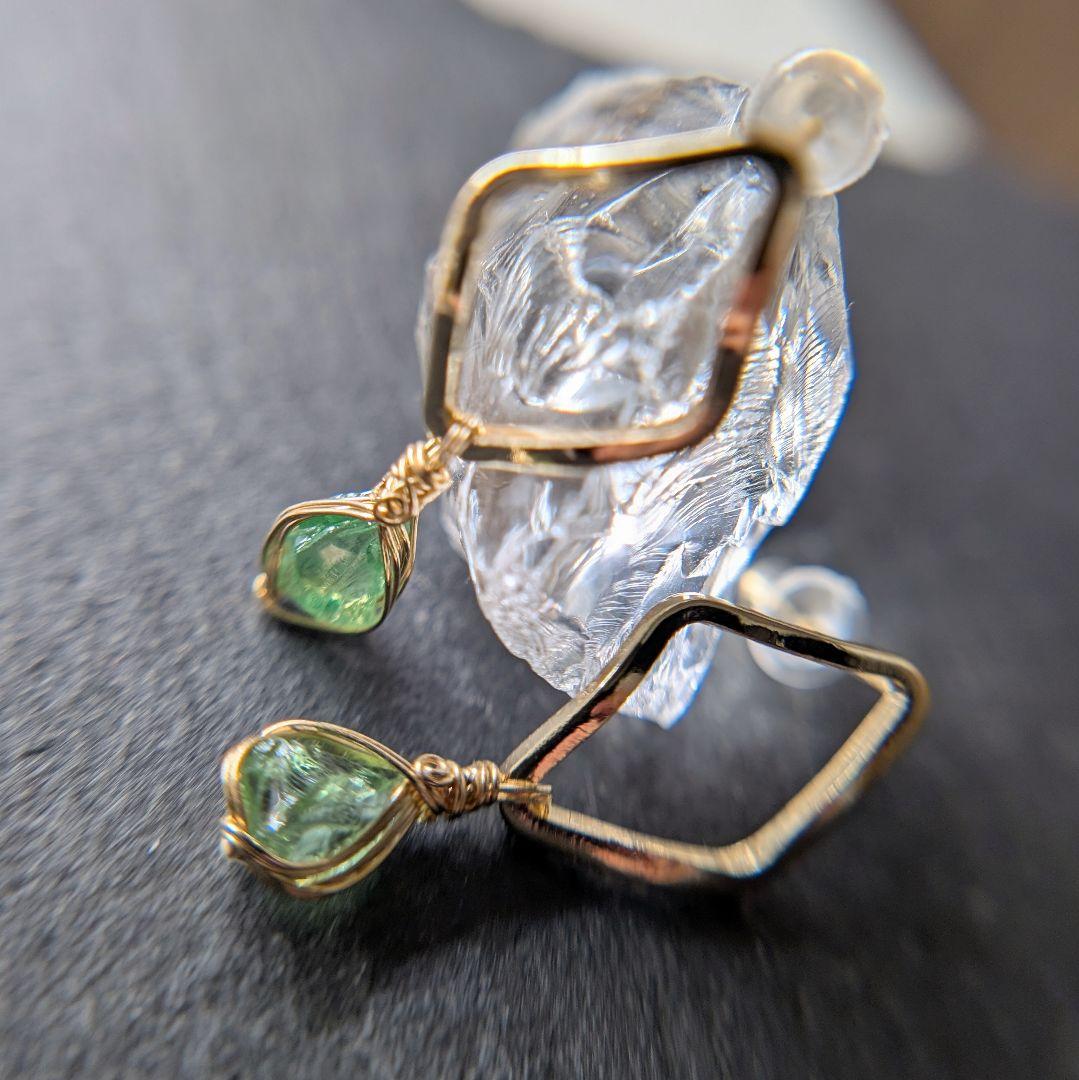 グリーングロッシュラーガーネット原石のピアス　14kgfワイヤーラップ