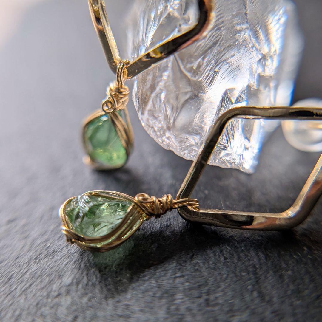 グリーングロッシュラーガーネット原石のピアス　14kgfワイヤーラップ