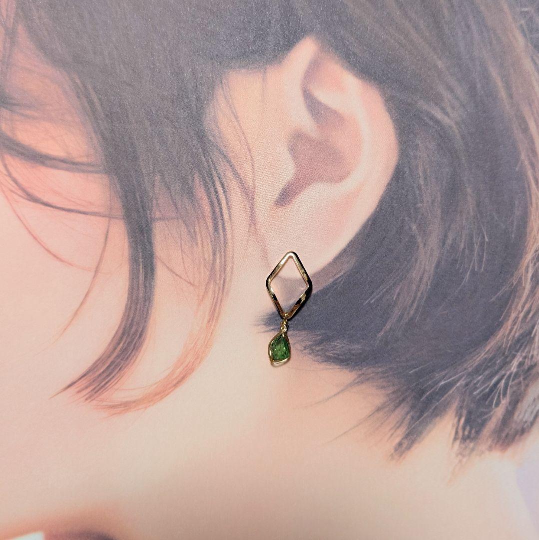 グリーングロッシュラーガーネット原石のピアス　14kgfワイヤーラップ