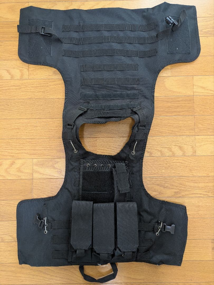 サバゲー装備セット（迷彩ベスト、黒ベスト、ヘルメット、サイホルスター）