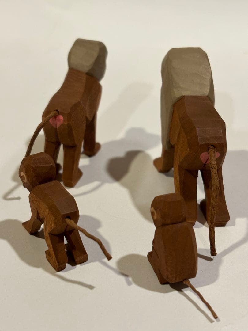 アトリエニキティキ   ドイツ　ハーン社　木彫り人形　サルの家族　新品