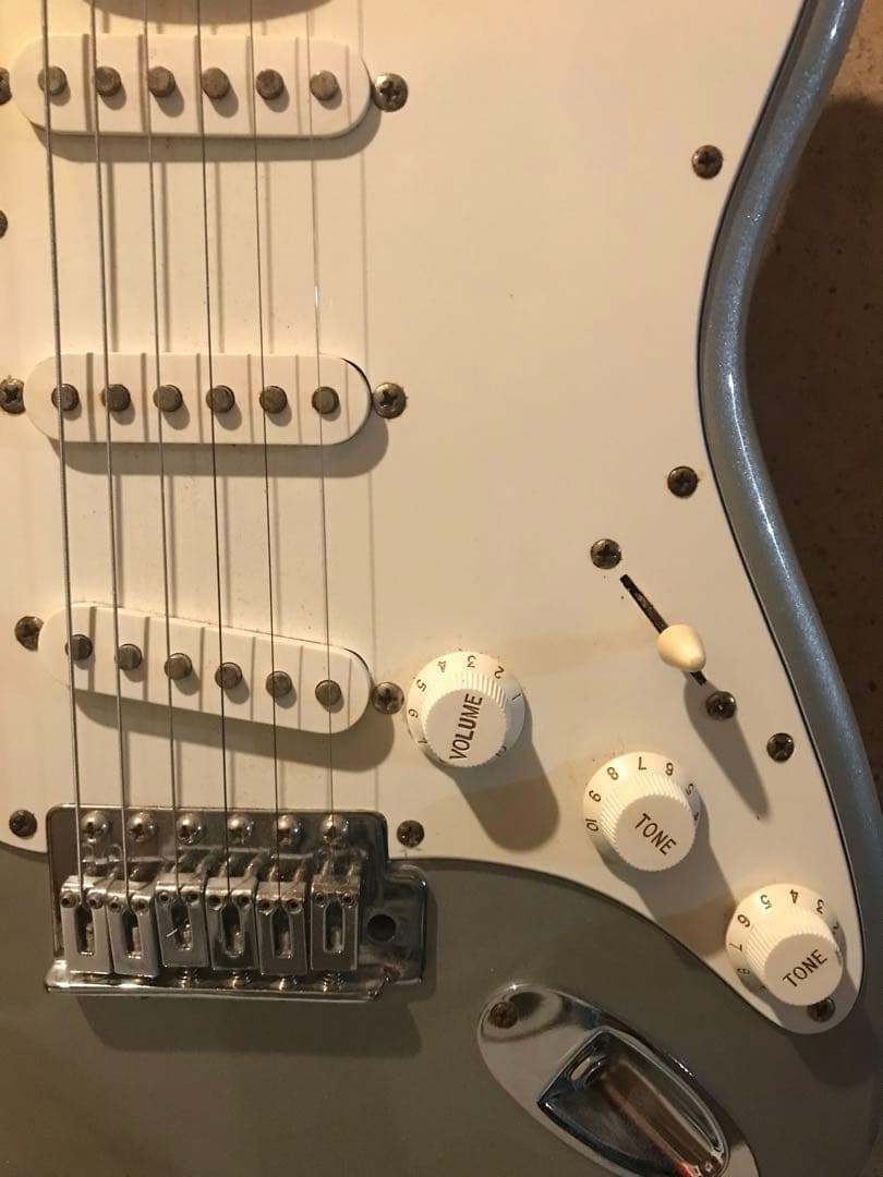 レジェンドエレキギター シルバー ストラトタイプ3ピックアップ ルックス抜群❣️