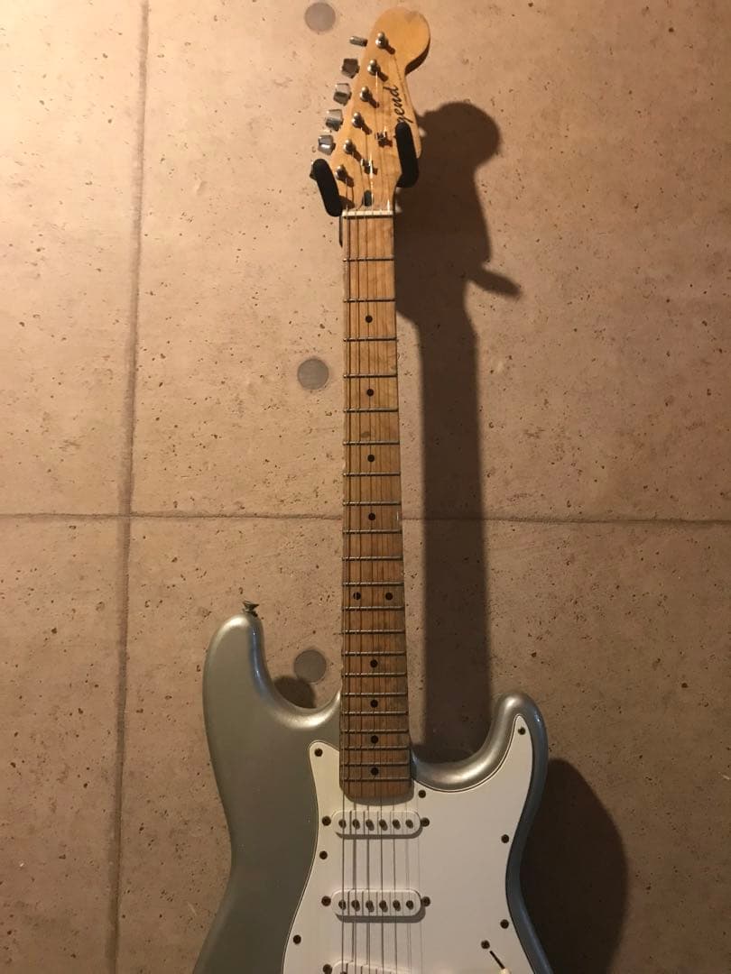 レジェンドエレキギター シルバー ストラトタイプ3ピックアップ ルックス抜群❣️