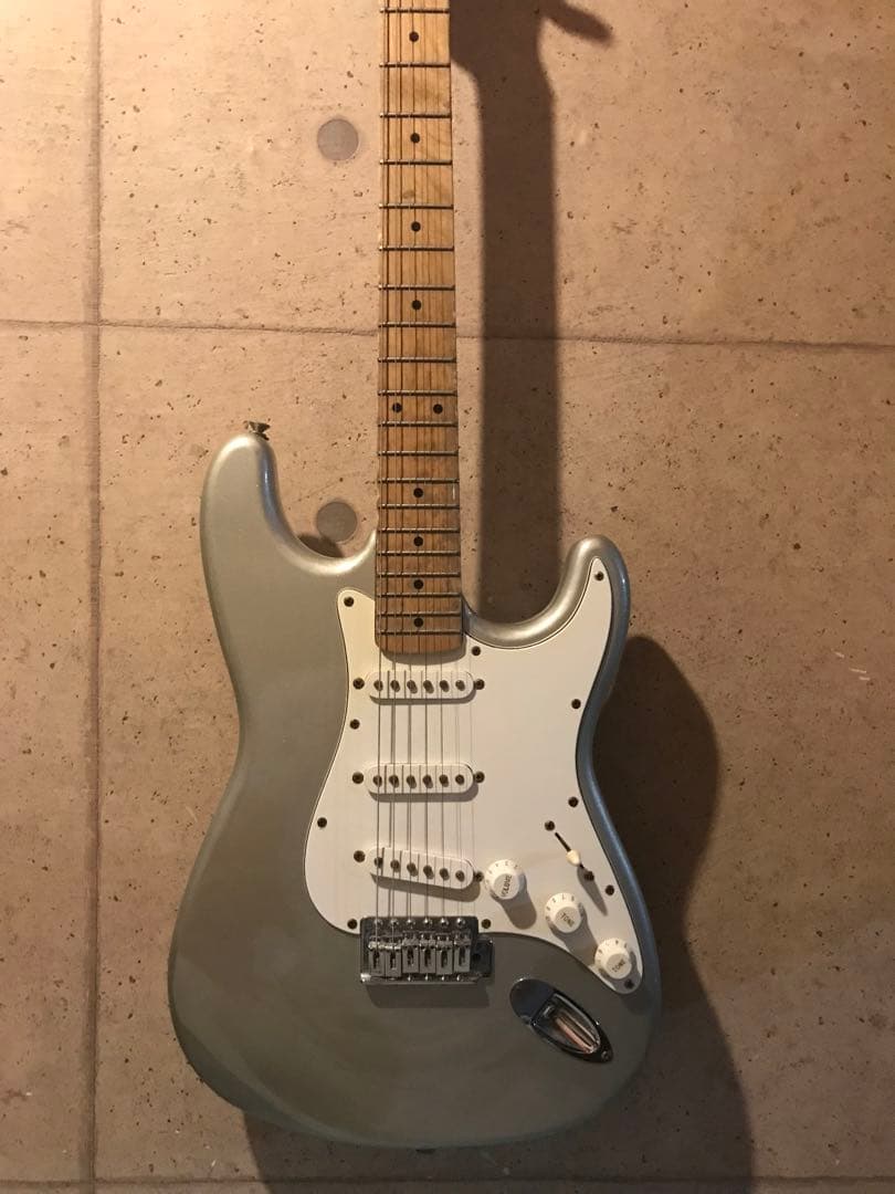 レジェンドエレキギター シルバー ストラトタイプ3ピックアップ ルックス抜群❣️