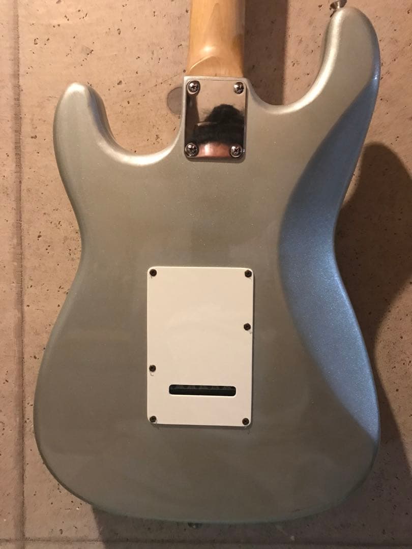 レジェンドエレキギター シルバー ストラトタイプ3ピックアップ ルックス抜群❣️