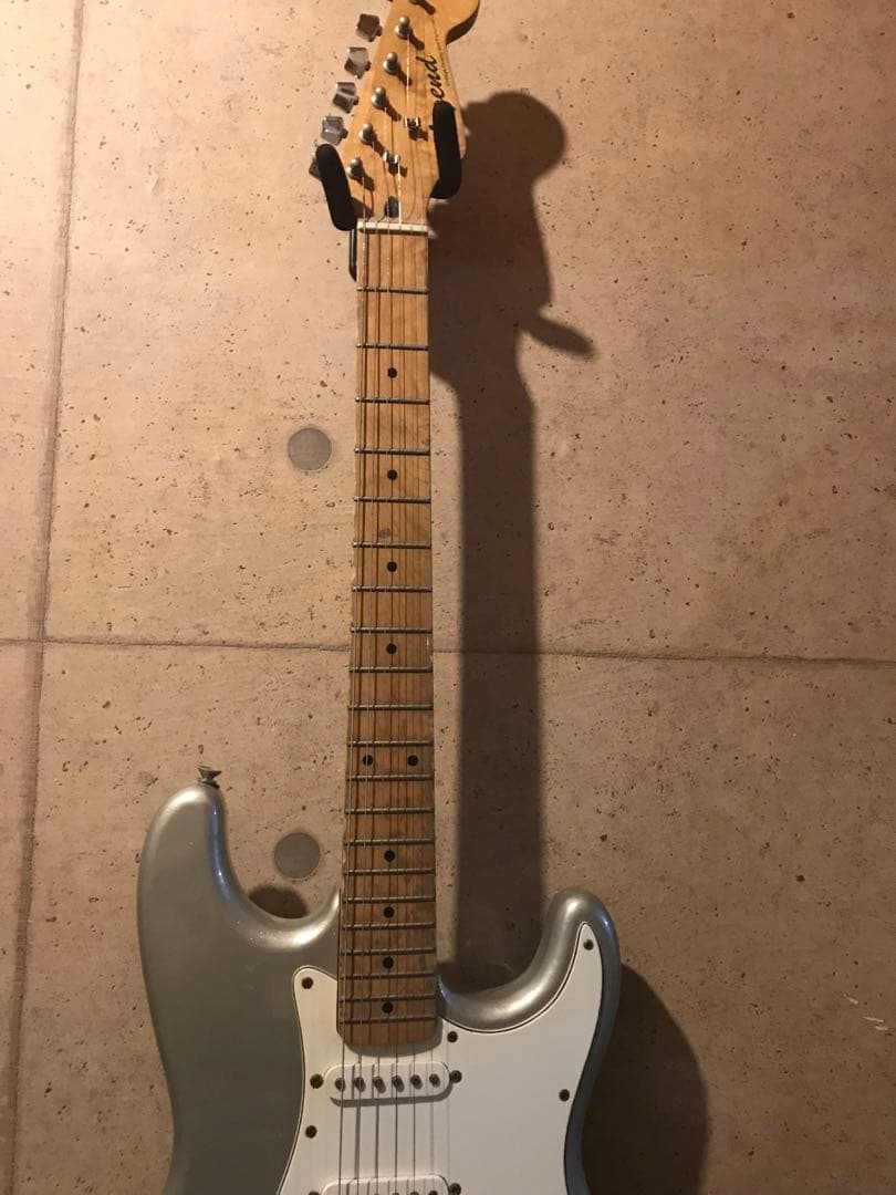 レジェンドエレキギター シルバー ストラトタイプ3ピックアップ ルックス抜群❣️