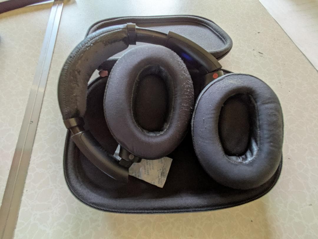 SONY ワイヤレスヘッドホン WH-1000XM3 ブラック (5年使用、匂