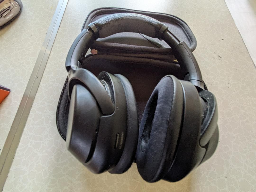 SONY ワイヤレスヘッドホン WH-1000XM3 ブラック (5年使用、匂