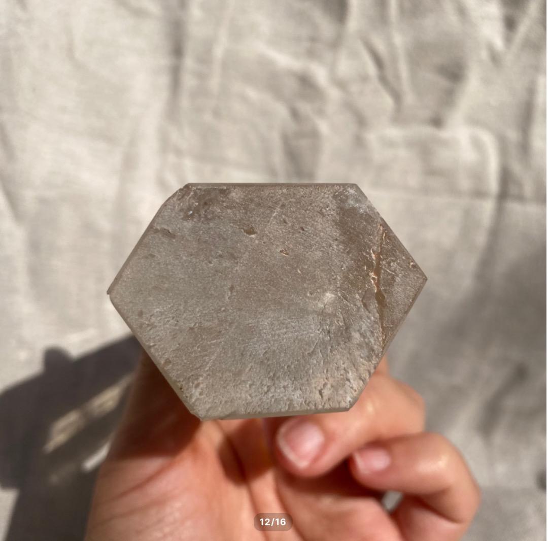 【スモーキークオーツ　タワー　虹入り】