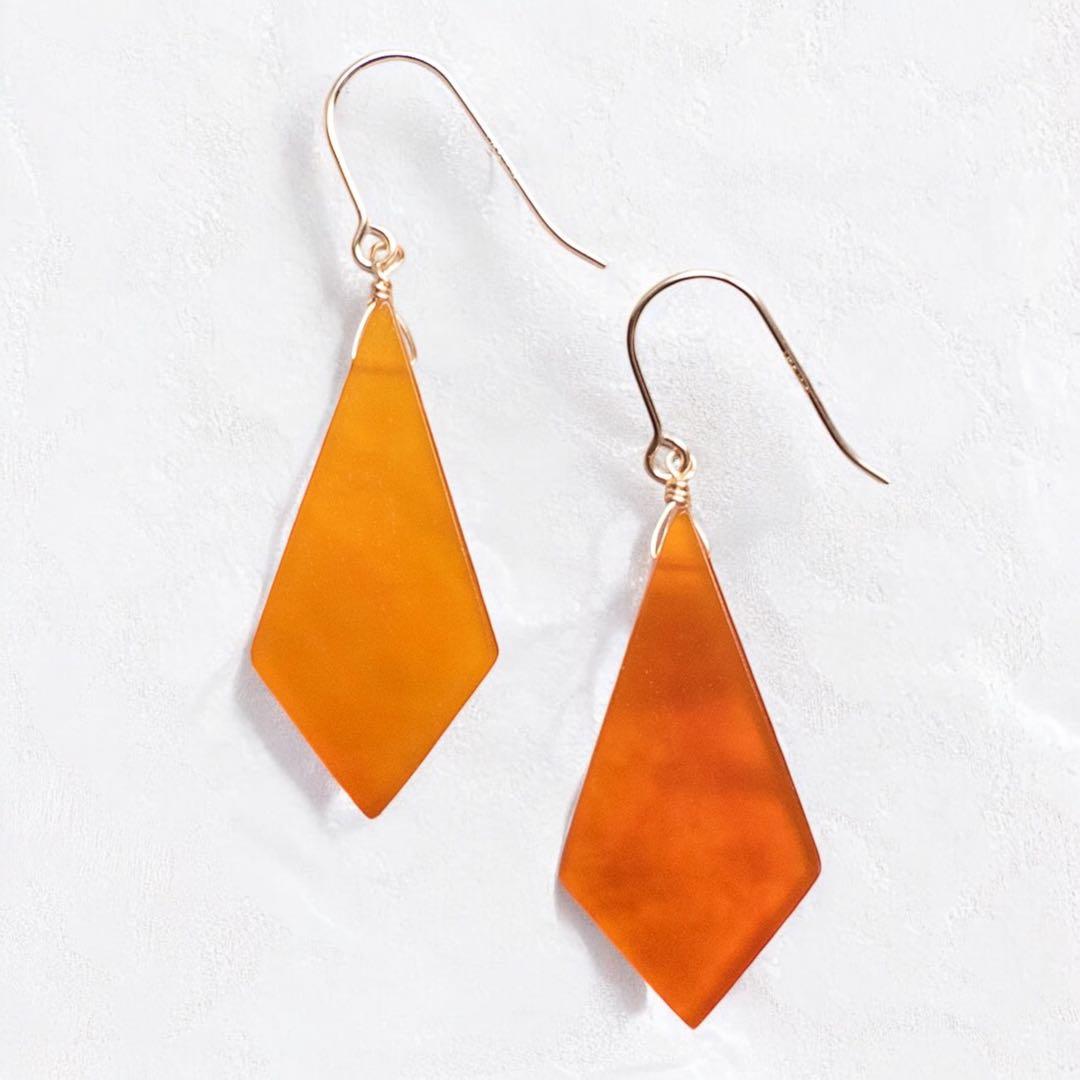 No.525【再販3】カーネリアン×マザーオブパールのカービングピアス14kgf