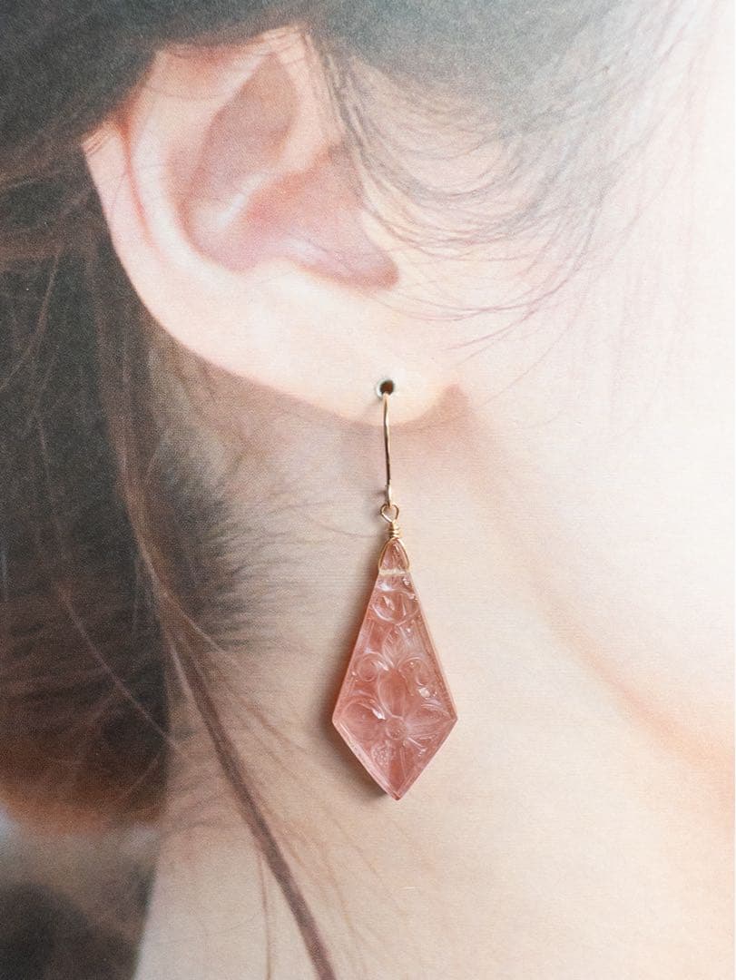 No.525【再販3】カーネリアン×マザーオブパールのカービングピアス14kgf