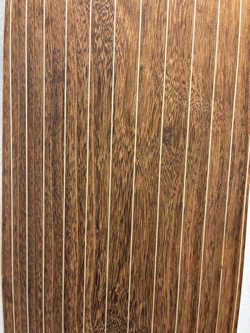 13弦お琴 本桐製の本体から良い音色を響かせます。