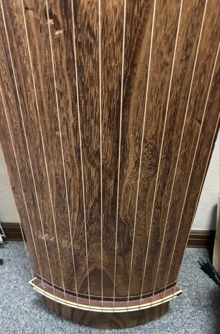 13弦お琴 本桐製の本体から良い音色を響かせます。