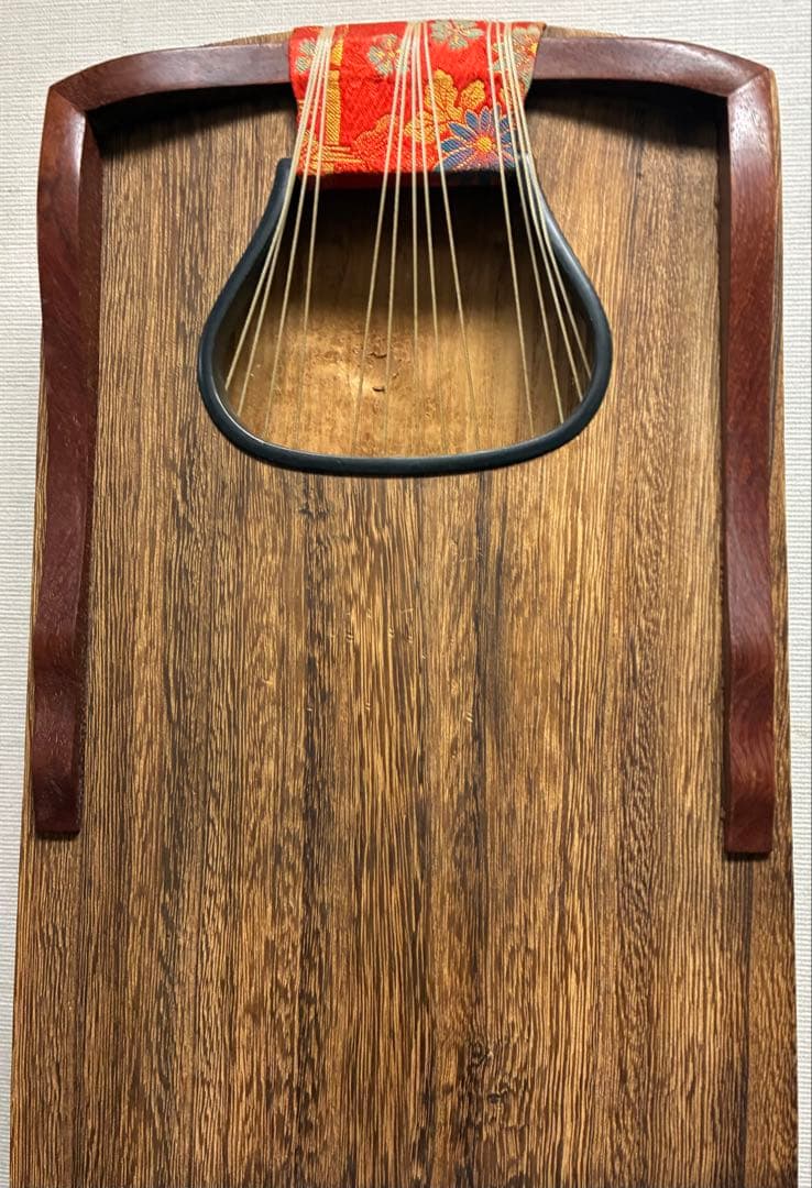 13弦お琴 本桐製の本体から良い音色を響かせます。