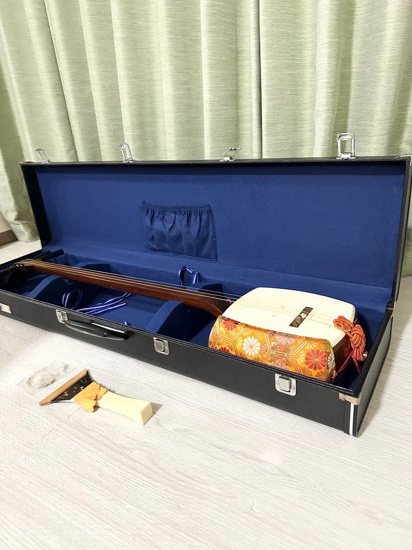 三味線 中棹 花梨棹 ハードケース付 バチ付 和楽器