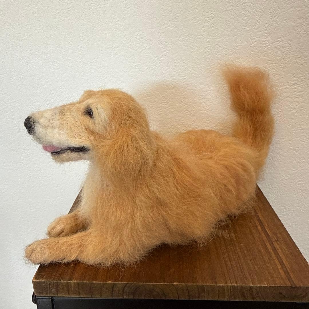 羊毛フェルト製のリアルな犬