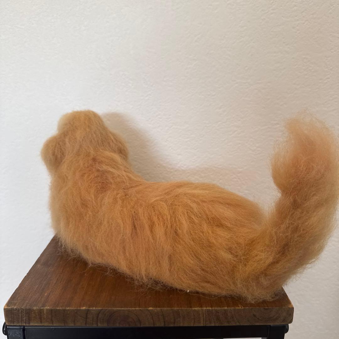 羊毛フェルト製のリアルな犬